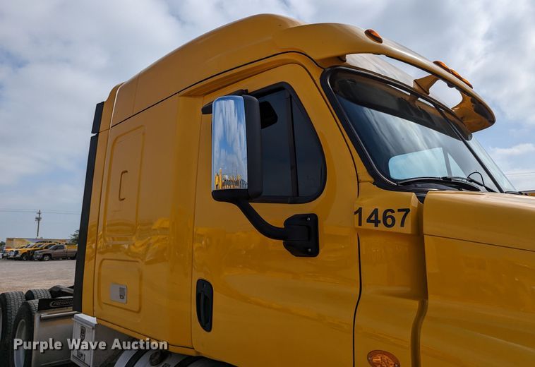 image for item MN9961 2018 Freightliner Cascadia 125  semi truck