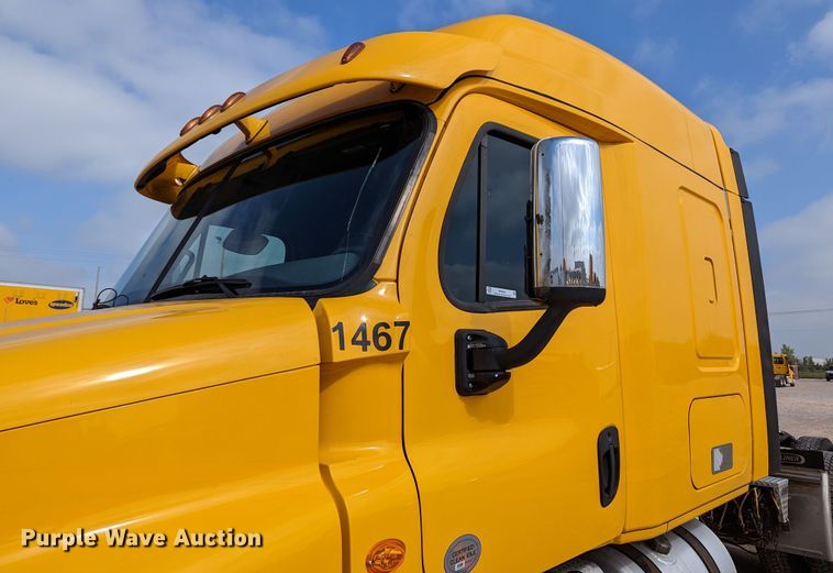 image for item MN9961 2018 Freightliner Cascadia 125  semi truck