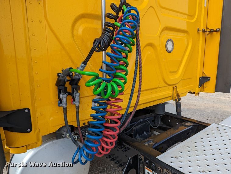 image for item MN9961 2018 Freightliner Cascadia 125  semi truck