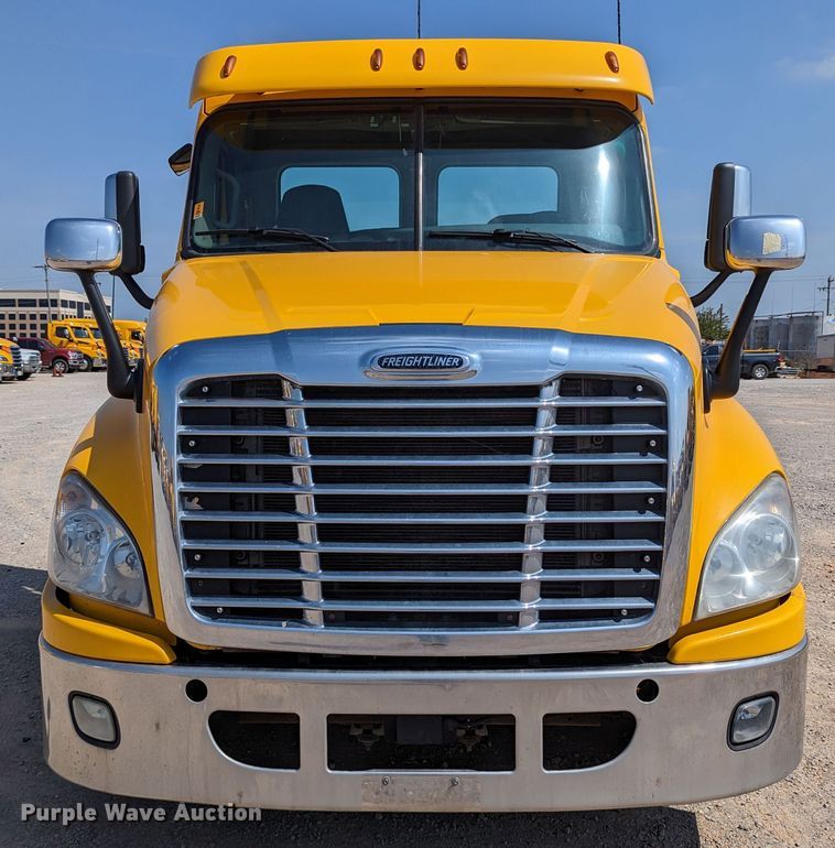 image for item MN9962 2018 Freightliner Cascadia 125  semi truck