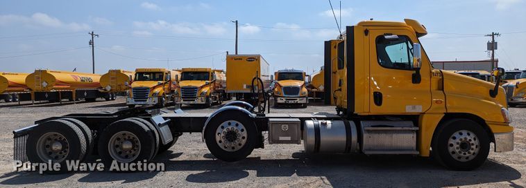 image for item MN9962 2018 Freightliner Cascadia 125  semi truck