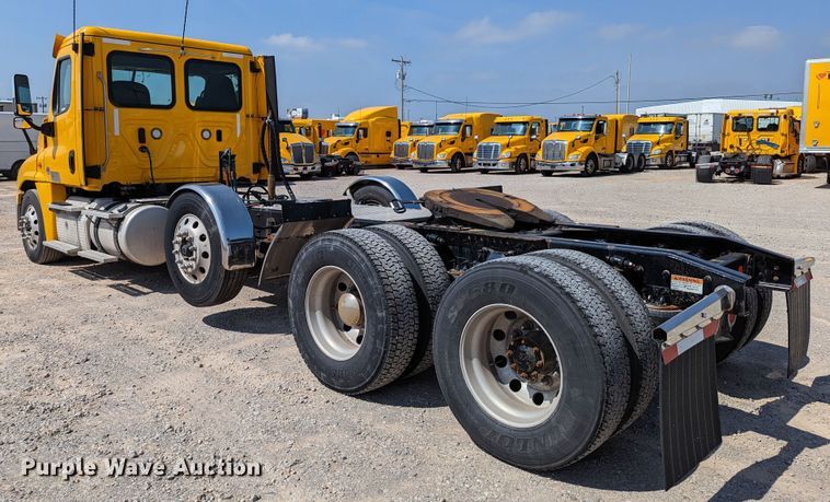 image for item MN9962 2018 Freightliner Cascadia 125  semi truck