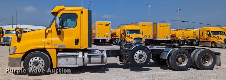 image for item MN9962 2018 Freightliner Cascadia 125  semi truck