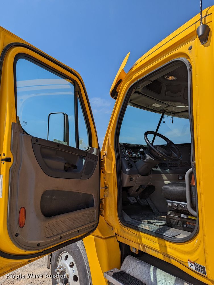 image for item MN9962 2018 Freightliner Cascadia 125  semi truck