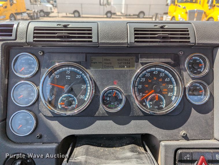 image for item MN9962 2018 Freightliner Cascadia 125  semi truck