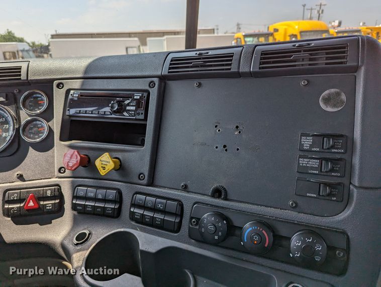 image for item MN9962 2018 Freightliner Cascadia 125  semi truck