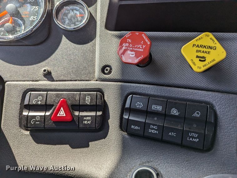 image for item MN9962 2018 Freightliner Cascadia 125  semi truck