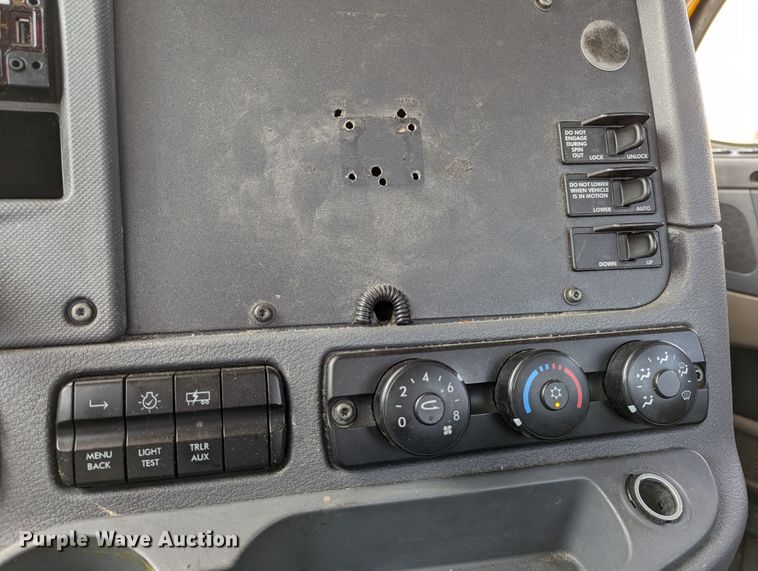 image for item MN9962 2018 Freightliner Cascadia 125  semi truck