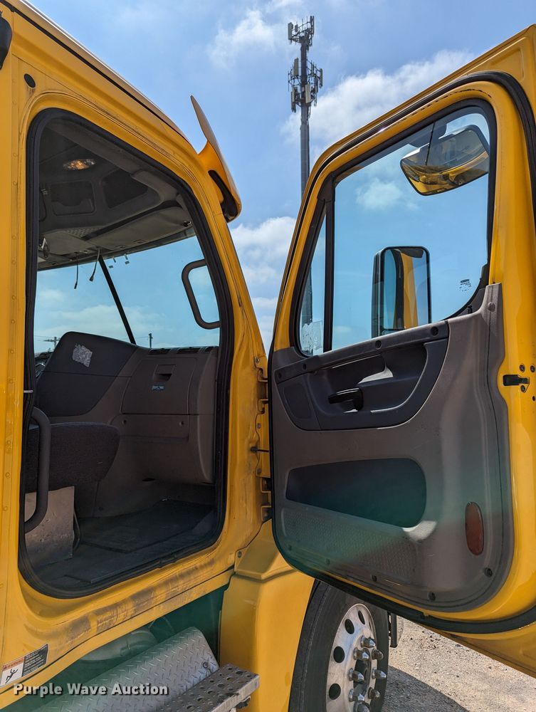 image for item MN9962 2018 Freightliner Cascadia 125  semi truck