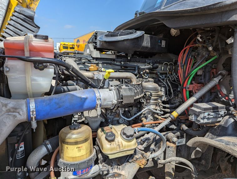 image for item MN9962 2018 Freightliner Cascadia 125  semi truck