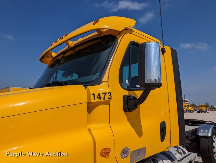 image for item MN9962 2018 Freightliner Cascadia 125  semi truck