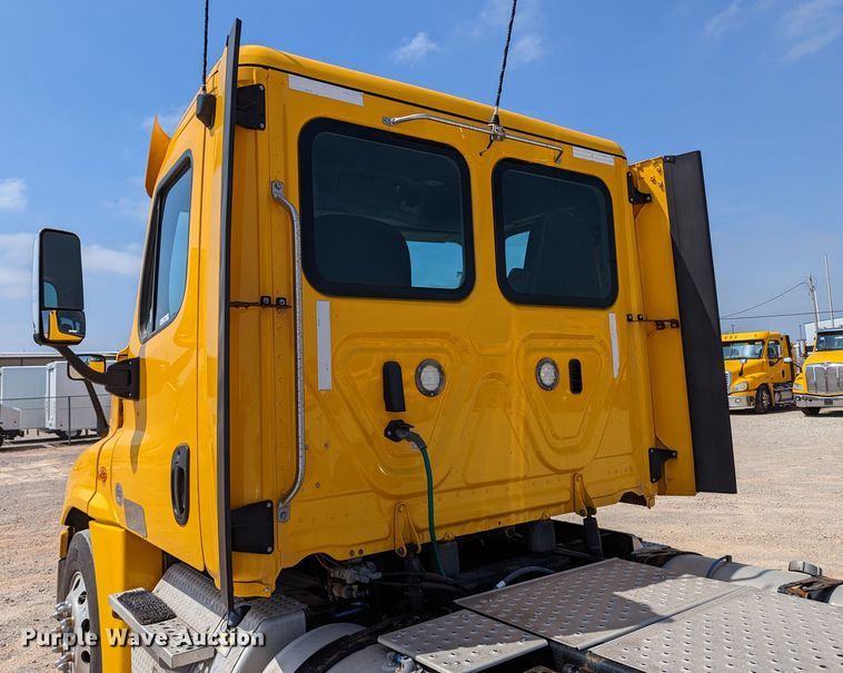 image for item MN9962 2018 Freightliner Cascadia 125  semi truck