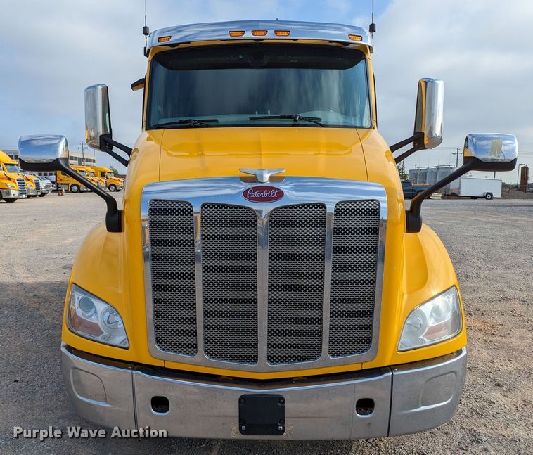image for item MN9963 2019 Peterbilt 579  semi truck