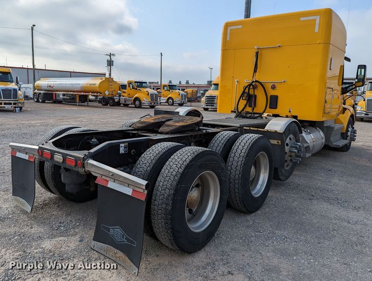 image for item MN9963 2019 Peterbilt 579  semi truck