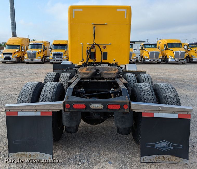 image for item MN9963 2019 Peterbilt 579  semi truck