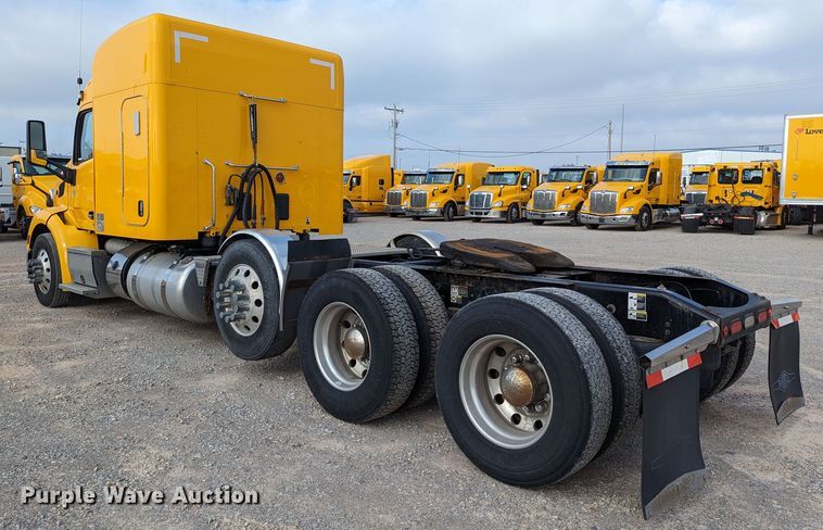 image for item MN9963 2019 Peterbilt 579  semi truck