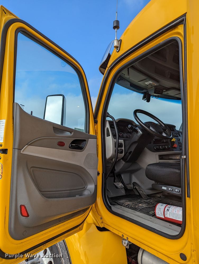 image for item MN9963 2019 Peterbilt 579  semi truck