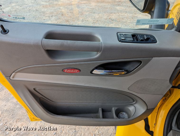 image for item MN9963 2019 Peterbilt 579  semi truck