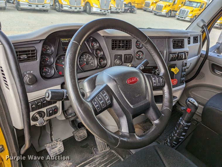 image for item MN9963 2019 Peterbilt 579  semi truck