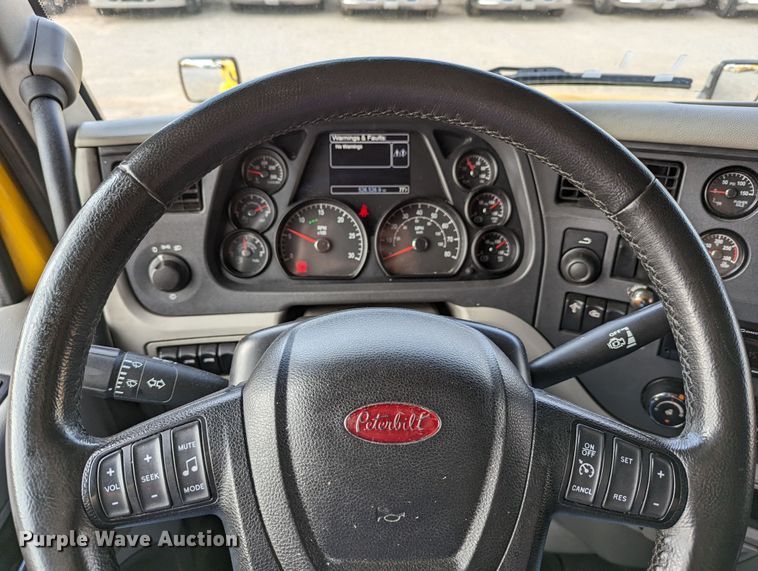 image for item MN9963 2019 Peterbilt 579  semi truck
