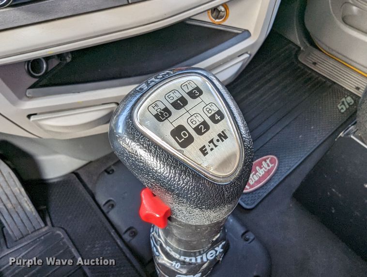 image for item MN9963 2019 Peterbilt 579  semi truck