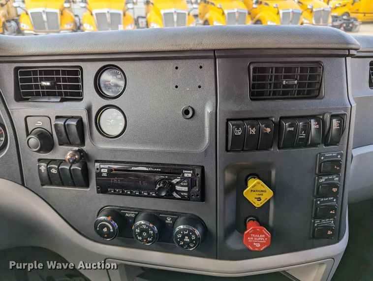 image for item MN9963 2019 Peterbilt 579  semi truck