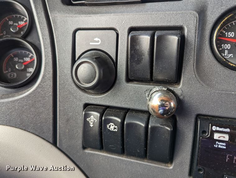 image for item MN9963 2019 Peterbilt 579  semi truck