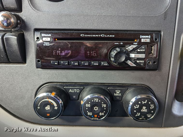 image for item MN9963 2019 Peterbilt 579  semi truck