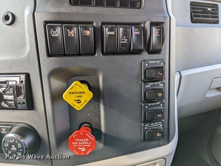 image for item MN9963 2019 Peterbilt 579  semi truck