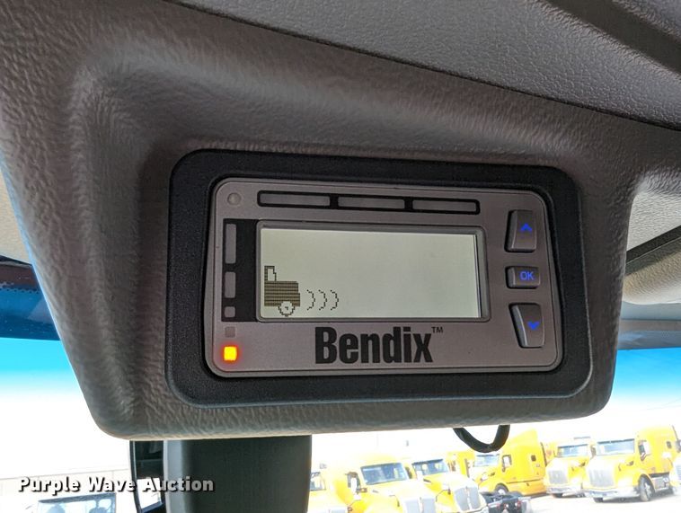 image for item MN9963 2019 Peterbilt 579  semi truck