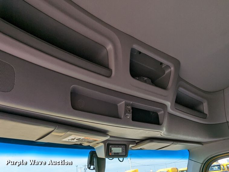 image for item MN9963 2019 Peterbilt 579  semi truck