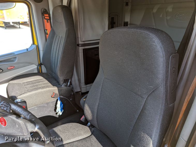 image for item MN9963 2019 Peterbilt 579  semi truck