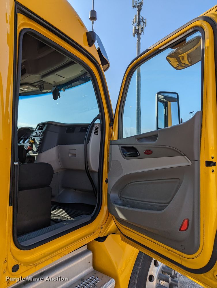 image for item MN9963 2019 Peterbilt 579  semi truck