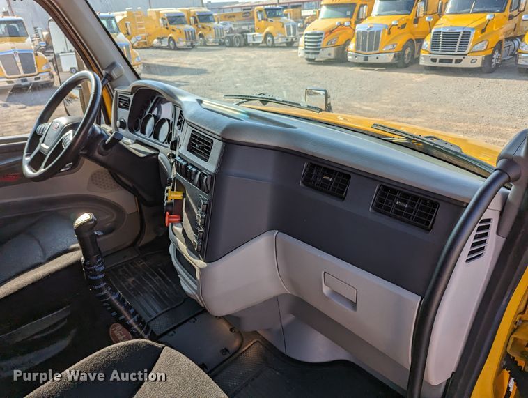 image for item MN9963 2019 Peterbilt 579  semi truck