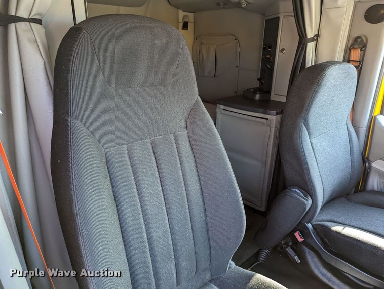 image for item MN9963 2019 Peterbilt 579  semi truck