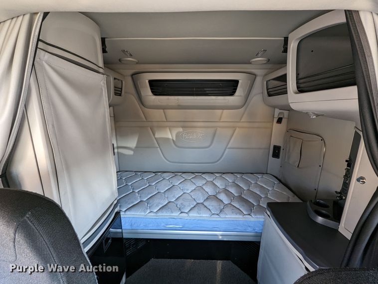 image for item MN9963 2019 Peterbilt 579  semi truck