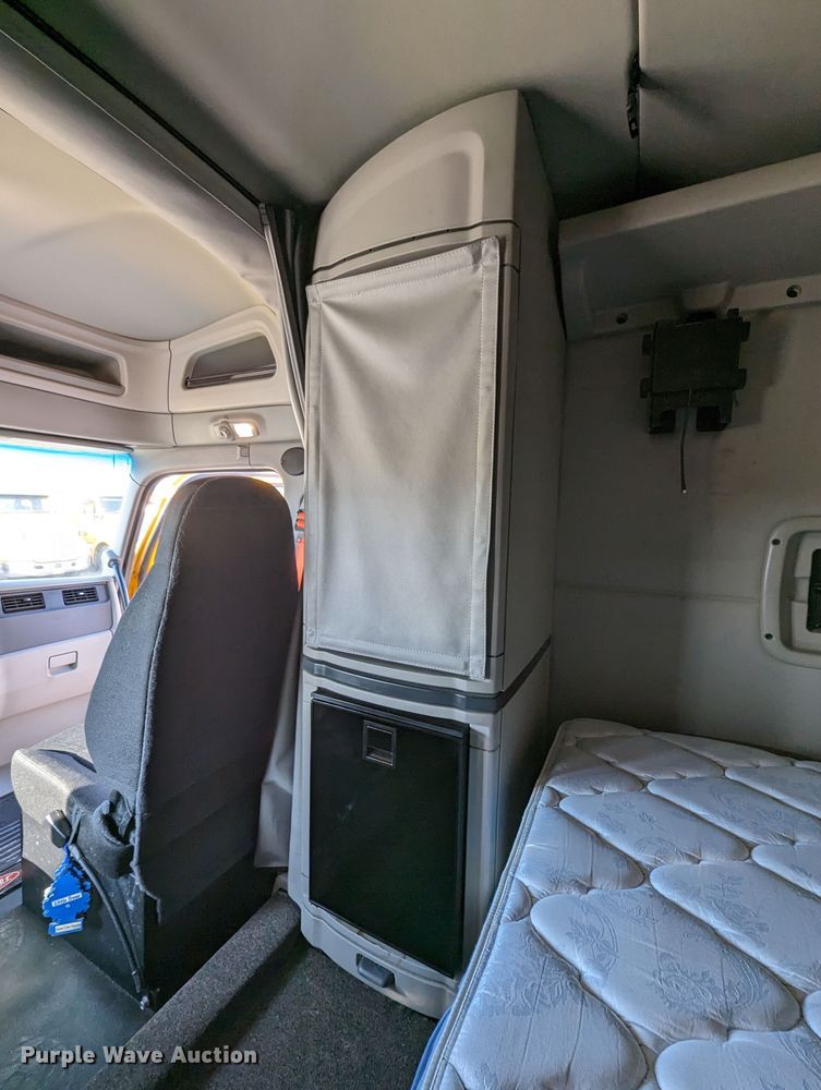 image for item MN9963 2019 Peterbilt 579  semi truck