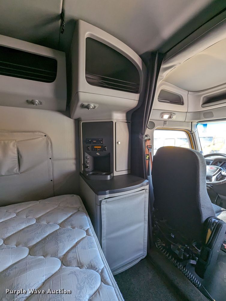 image for item MN9963 2019 Peterbilt 579  semi truck