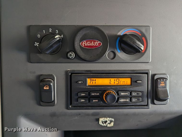 image for item MN9963 2019 Peterbilt 579  semi truck