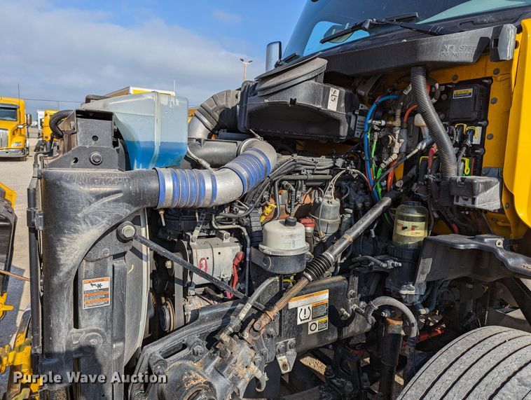 image for item MN9963 2019 Peterbilt 579  semi truck