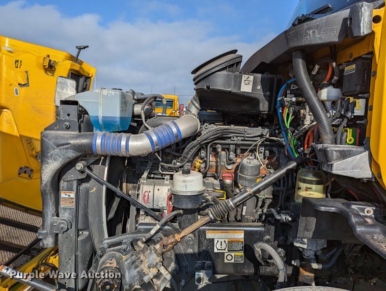 image for item MN9963 2019 Peterbilt 579  semi truck