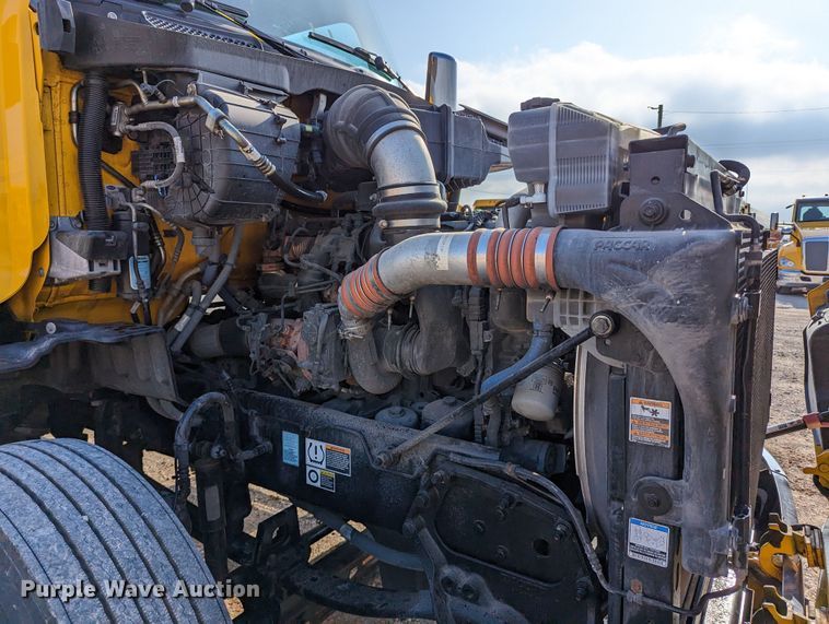 image for item MN9963 2019 Peterbilt 579  semi truck