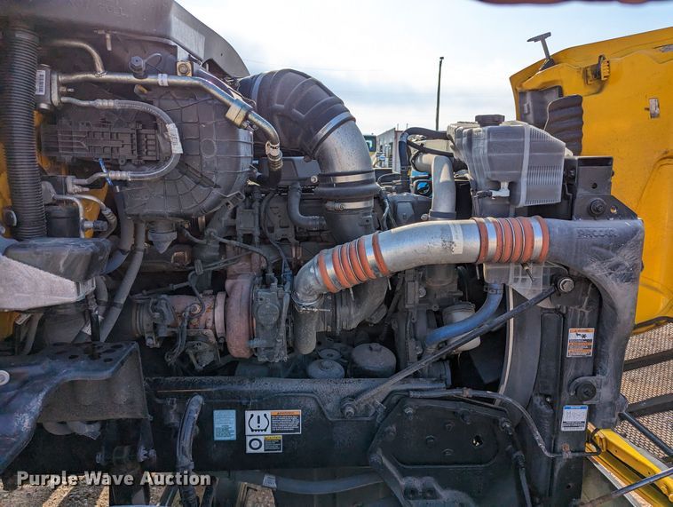 image for item MN9963 2019 Peterbilt 579  semi truck