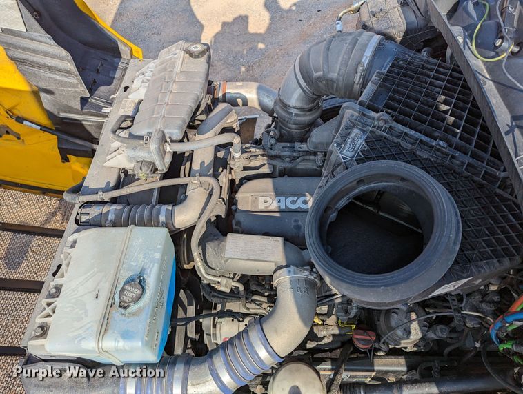 image for item MN9963 2019 Peterbilt 579  semi truck