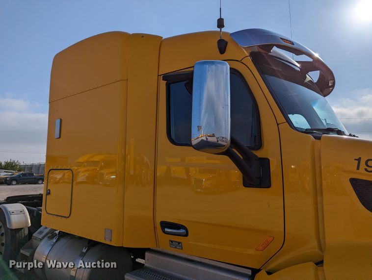 image for item MN9963 2019 Peterbilt 579  semi truck