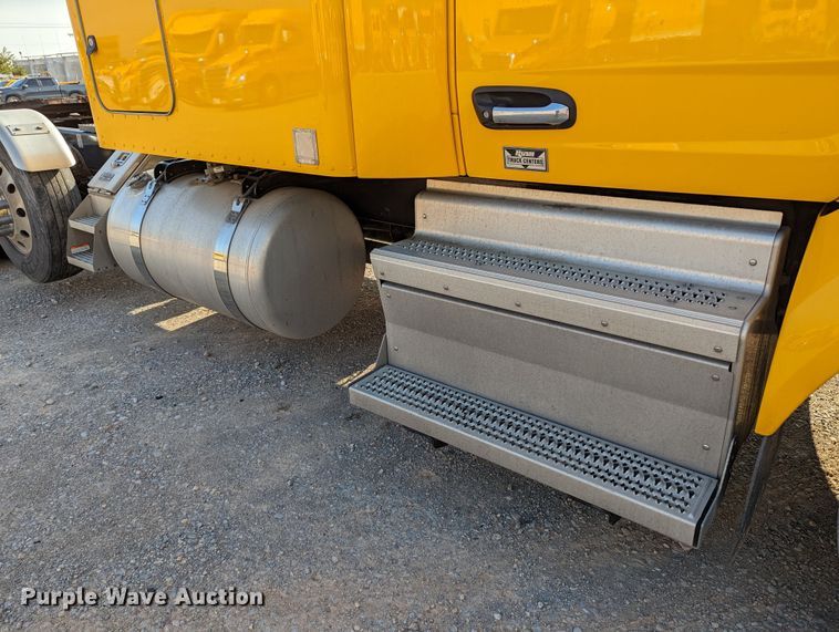 image for item MN9963 2019 Peterbilt 579  semi truck