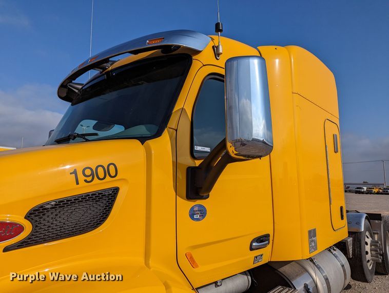 image for item MN9963 2019 Peterbilt 579  semi truck
