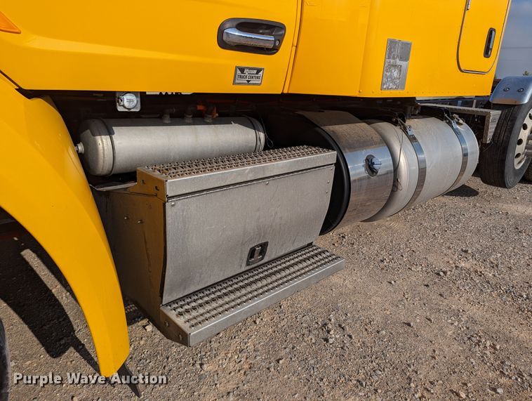 image for item MN9963 2019 Peterbilt 579  semi truck