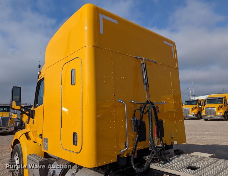 image for item MN9963 2019 Peterbilt 579  semi truck