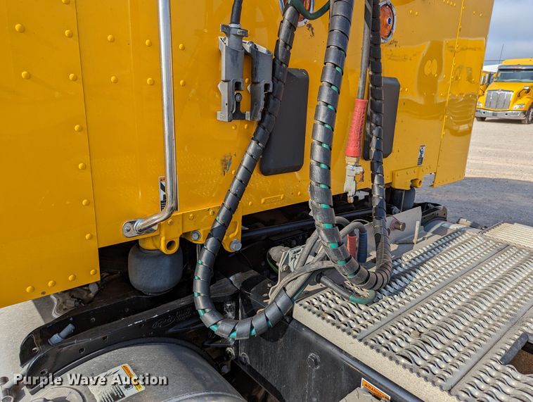 image for item MN9963 2019 Peterbilt 579  semi truck